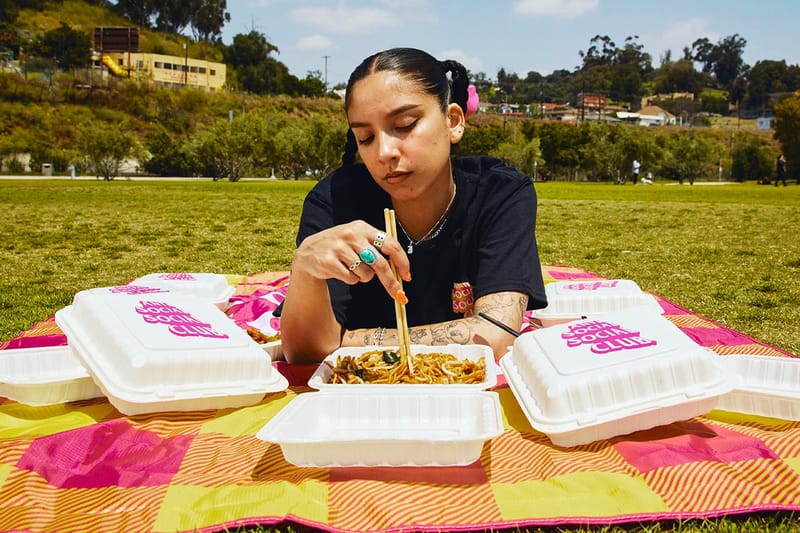 음식 배달 문화를 담은 안티 소셜 소셜 클럽 x 도어 대시 컬렉션 살펴보기