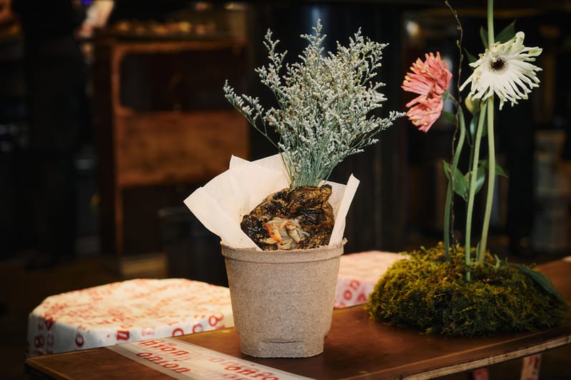 HOW TO: 광장시장에서 만난, 잡채가 들어간 블랙 전기구이 통닭