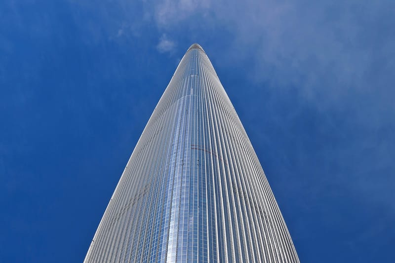 롯데월드타워를 맨몸으로 무단 등반하던 외국인이 체포됐다