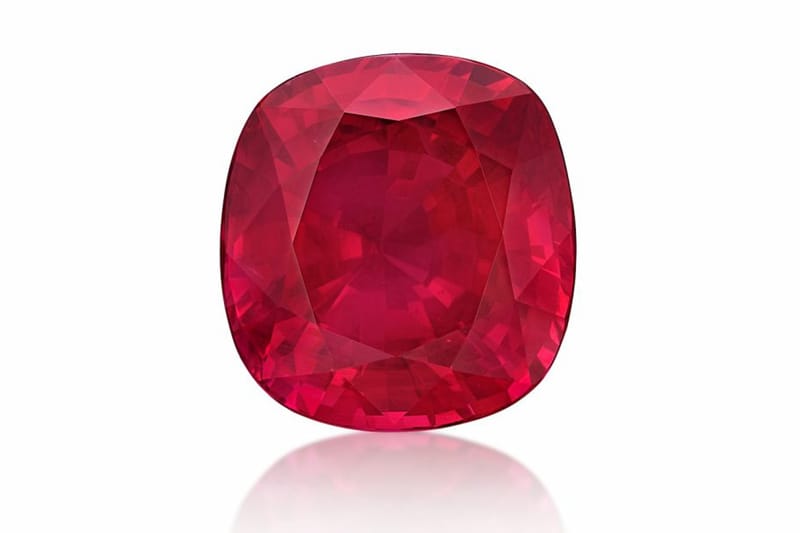 세계에서 가장 큰 루비가 경매 신기록을 세웠다