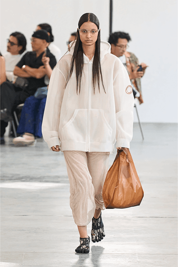 더블렛, 2024 SS 컬렉션 공개, doublet, 메타버스 패션, 메타 패션, 가상현실 패션, 가상패션, 이상한 패션, 이상한 런웨이, 기발한 런웨이, 괴짜 패션, 너드 패션, 발렌시아가 런웨이, 더블렛 런웨이, doublet 옷, 더블렛 구매