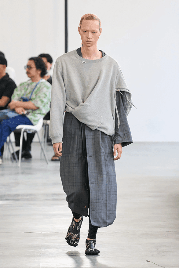 더블렛, 2024 SS 컬렉션 공개, doublet, 메타버스 패션, 메타 패션, 가상현실 패션, 가상패션, 이상한 패션, 이상한 런웨이, 기발한 런웨이, 괴짜 패션, 너드 패션, 발렌시아가 런웨이, 더블렛 런웨이, doublet 옷, 더블렛 구매