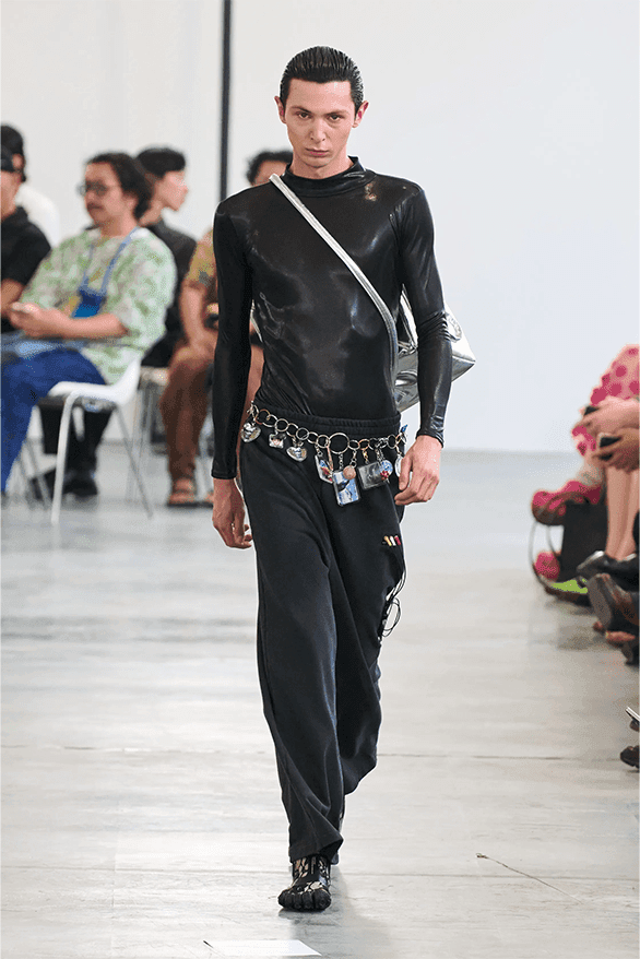 더블렛, 2024 SS 컬렉션 공개, doublet, 메타버스 패션, 메타 패션, 가상현실 패션, 가상패션, 이상한 패션, 이상한 런웨이, 기발한 런웨이, 괴짜 패션, 너드 패션, 발렌시아가 런웨이, 더블렛 런웨이, doublet 옷, 더블렛 구매