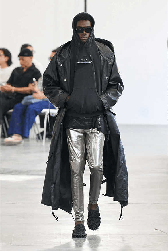 더블렛, 2024 SS 컬렉션 공개, doublet, 메타버스 패션, 메타 패션, 가상현실 패션, 가상패션, 이상한 패션, 이상한 런웨이, 기발한 런웨이, 괴짜 패션, 너드 패션, 발렌시아가 런웨이, 더블렛 런웨이, doublet 옷, 더블렛 구매