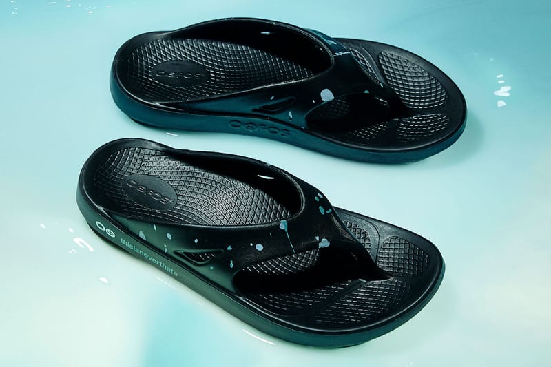 디스이즈네버댓, 우포스 협업 플립플롭과 클로그 공개