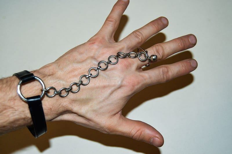 화재로 소실될 뻔한 헬무트 랭 컬렉션을 담은 사진집이 출간된다