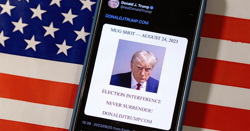 도널드 트럼프, 머그샷 프린팅된 머천다이즈 판매로 약 1백50억 원의 수익 거뒀다