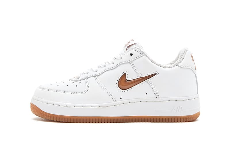 검 디테일이 자리잡은 나이키 에어 포스 1 로우 ‘컬러 오브 더 먼스’ 공개, air force 1, gum detail