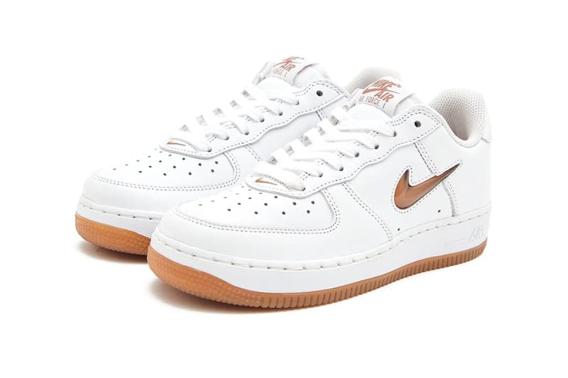 검 디테일이 자리잡은 나이키 에어 포스 1 로우 ‘컬러 오브 더 먼스’ 공개, air force 1, gum detail