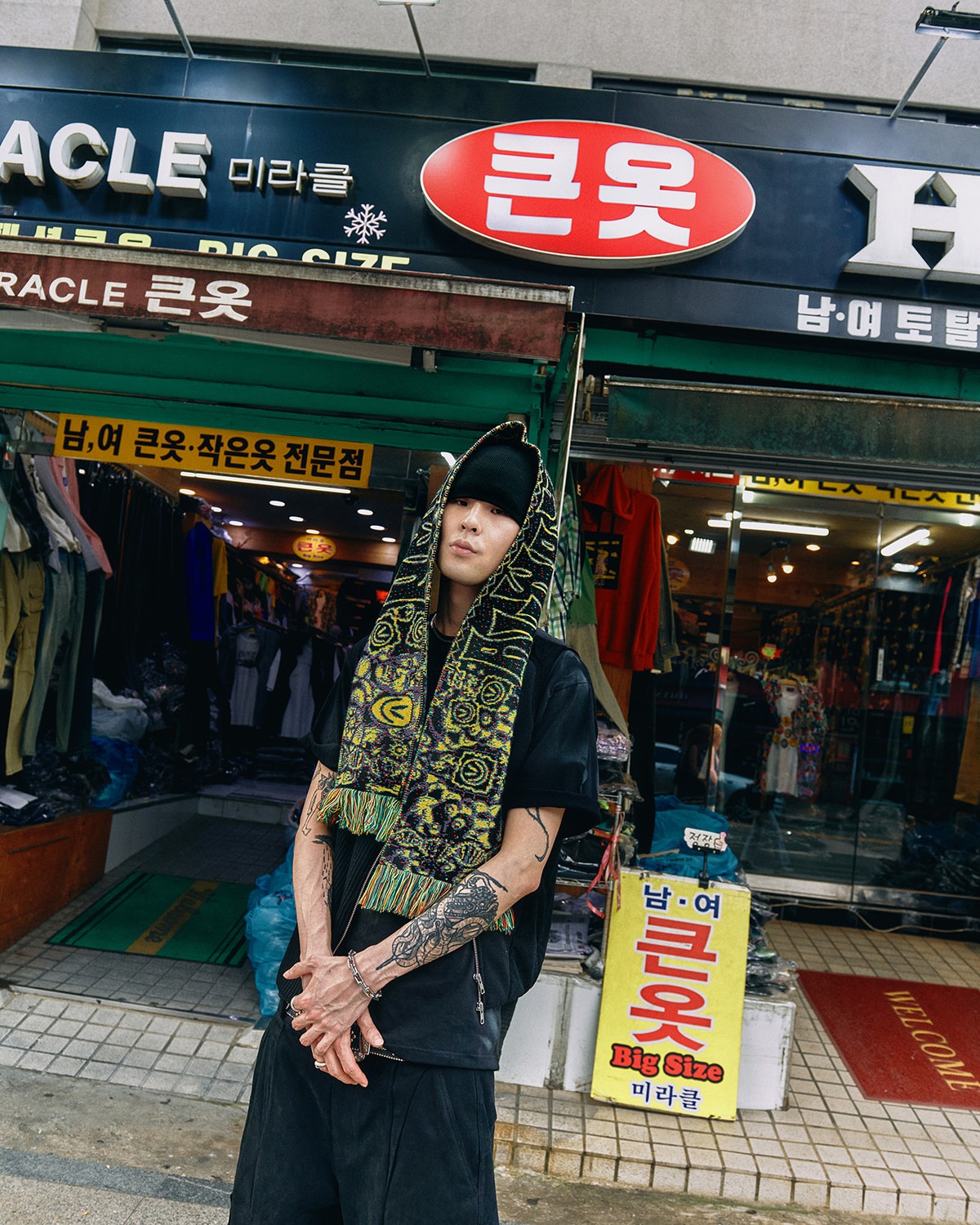 #Streetsnaps: 오이글리, oygli, 1에서 8, nowitzki, 팔로알토, 더티 로즈 클럽, 이태원 클럽, 클럽 래퍼, 헨즈 클럽, 오이글리 인터뷰, 오이글리 화보, 오이글리 사진, oygli interview, beenzino, 배드앳, bad at, 빈지노 인터뷰, 이센스 인터뷰, 이센스 오이글리, 빈지노 오이글리, coca cola red