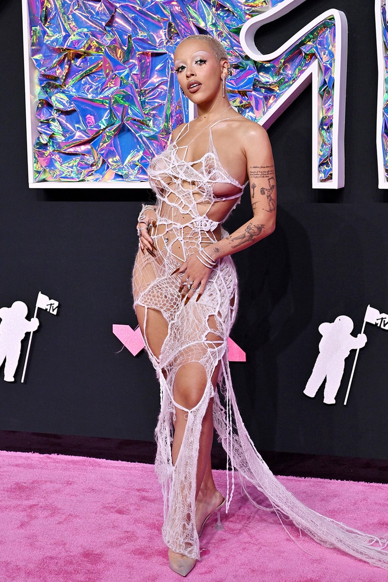TXT부터 도자 캣까지, 2023 MTV VMA 레드 카펫 스타일 살펴보기