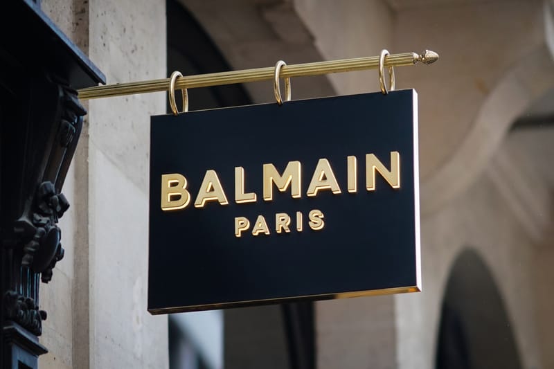 발망의 새 컬렉션을 싣고 가던 차량이 강도를 당했다