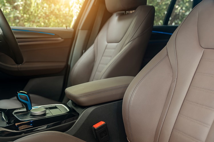 BMW가 차량 좌석 열선시트 월 구독제를 없앤다