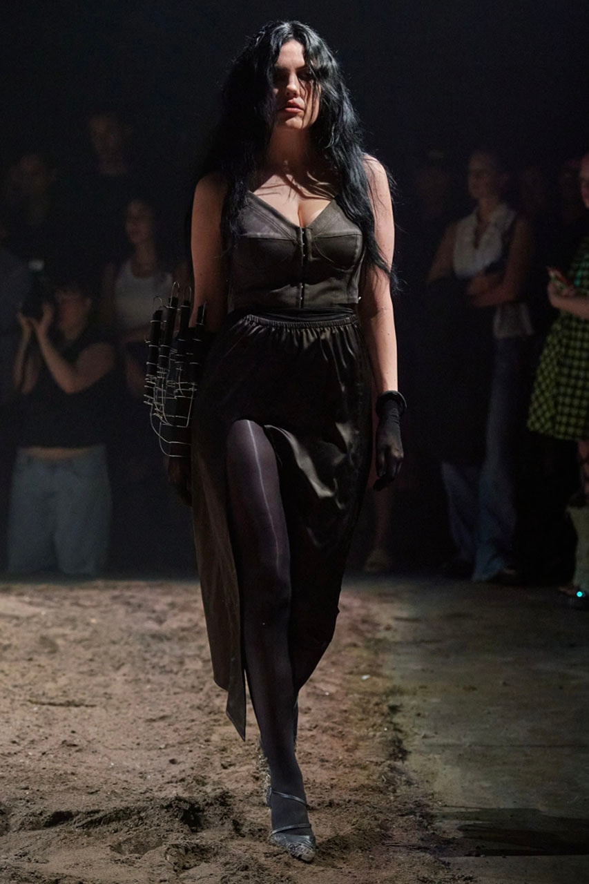진흙탕에서 펼쳐진 엘레나 벨레즈 2024 봄, 여름 컬렉션 살펴보기, 뉴욕 패션위크, 뉴욕, 미국, 브랜드