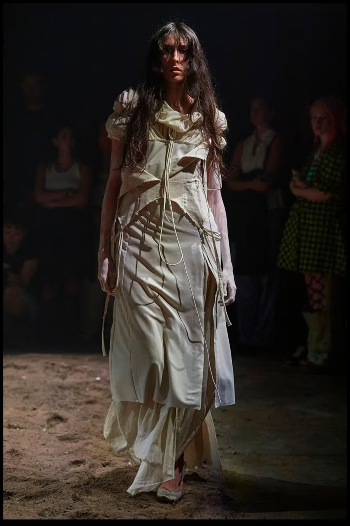 진흙탕에서 펼쳐진 엘레나 벨레즈 2024 봄, 여름 컬렉션 살펴보기, 뉴욕 패션위크, 뉴욕, 미국, 브랜드