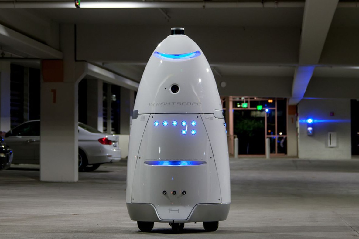 뉴욕 타임스스퀘어 인근에 시급 약 1만원을 받는 ‘경찰 로봇’이 배치됐다