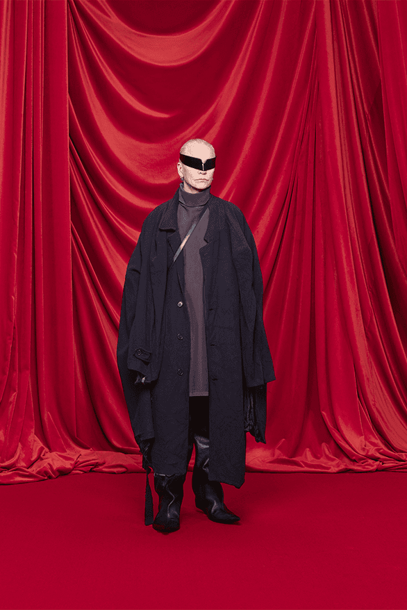 발렌시아가, 2024 SS 컬렉션 공개, balenciaga, demna gvasilia, demna, 뎀나, 발렌, 3xl 스니커즈, 3xl 스니커, 케이프 드레스, 이사벨 위베르, 다이앤 페르네