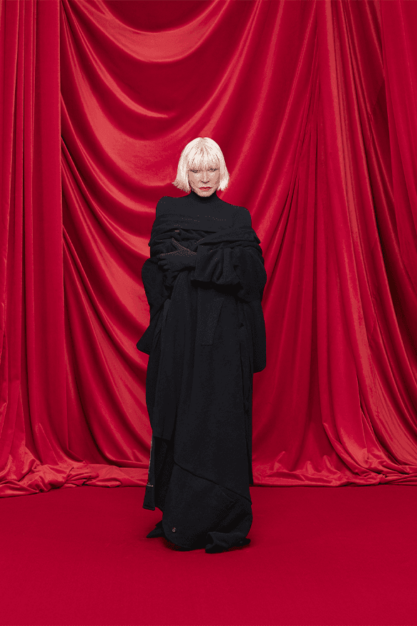 발렌시아가, 2024 SS 컬렉션 공개, balenciaga, demna gvasilia, demna, 뎀나, 발렌, 3xl 스니커즈, 3xl 스니커, 케이프 드레스, 이사벨 위베르, 다이앤 페르네