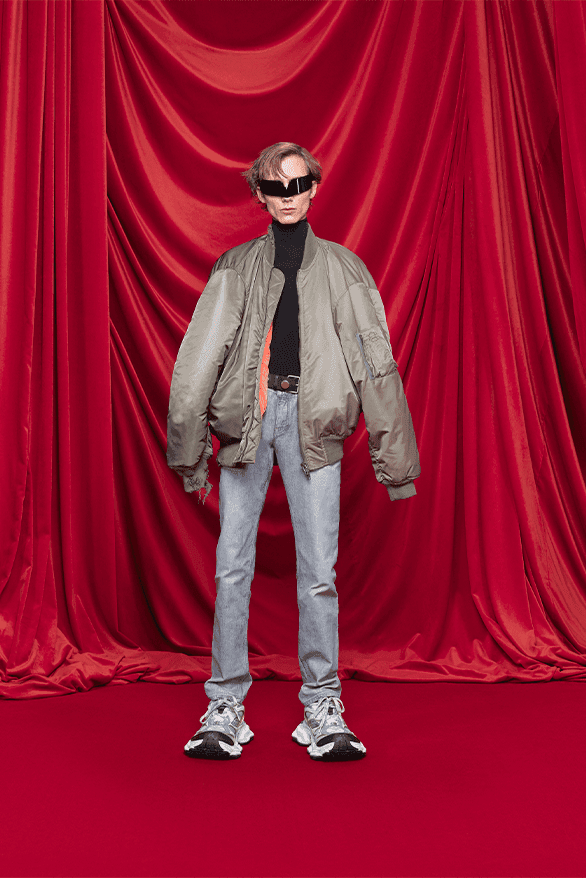 발렌시아가, 2024 SS 컬렉션 공개, balenciaga, demna gvasilia, demna, 뎀나, 발렌, 3xl 스니커즈, 3xl 스니커, 케이프 드레스, 이사벨 위베르, 다이앤 페르네