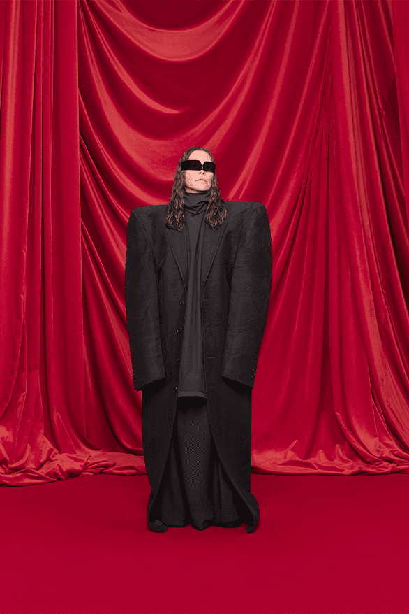 발렌시아가, 2024 SS 컬렉션 공개, balenciaga, demna gvasilia, demna, 뎀나, 발렌, 3xl 스니커즈, 3xl 스니커, 케이프 드레스, 이사벨 위베르, 다이앤 페르네