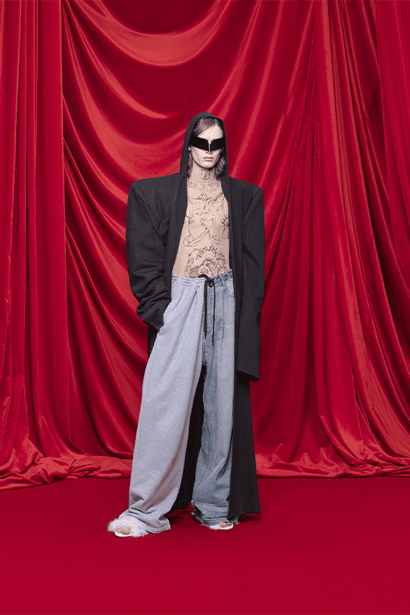 발렌시아가, 2024 SS 컬렉션 공개, balenciaga, demna gvasilia, demna, 뎀나, 발렌, 3xl 스니커즈, 3xl 스니커, 케이프 드레스, 이사벨 위베르, 다이앤 페르네