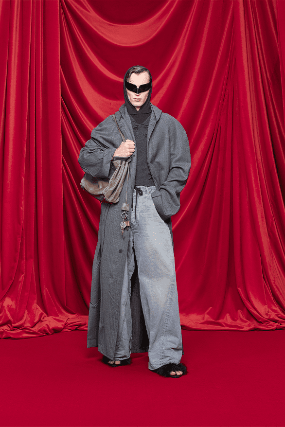 발렌시아가, 2024 SS 컬렉션 공개, balenciaga, demna gvasilia, demna, 뎀나, 발렌, 3xl 스니커즈, 3xl 스니커, 케이프 드레스, 이사벨 위베르, 다이앤 페르네
