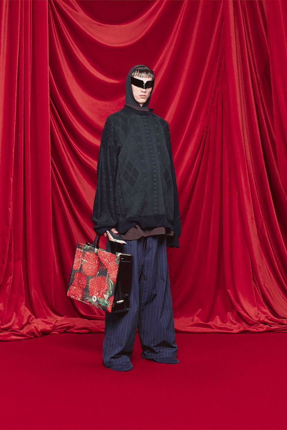 발렌시아가, 2024 SS 컬렉션 공개, balenciaga, demna gvasilia, demna, 뎀나, 발렌, 3xl 스니커즈, 3xl 스니커, 케이프 드레스, 이사벨 위베르, 다이앤 페르네