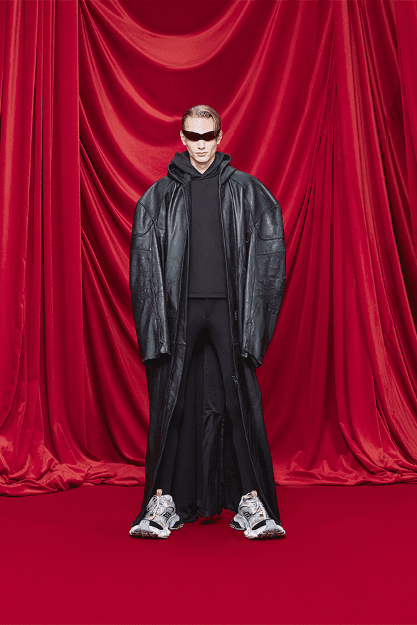 발렌시아가, 2024 SS 컬렉션 공개, balenciaga, demna gvasilia, demna, 뎀나, 발렌, 3xl 스니커즈, 3xl 스니커, 케이프 드레스, 이사벨 위베르, 다이앤 페르네