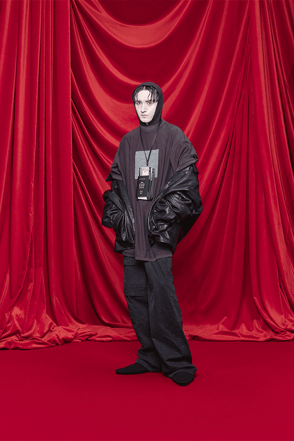발렌시아가, 2024 SS 컬렉션 공개, balenciaga, demna gvasilia, demna, 뎀나, 발렌, 3xl 스니커즈, 3xl 스니커, 케이프 드레스, 이사벨 위베르, 다이앤 페르네