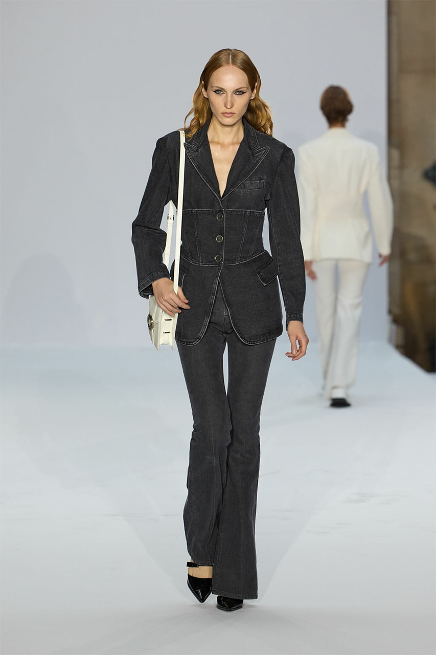김해김 2024 SS 컬렉션 ‘누아르 에 블랑’ 살펴보기, 브랜드, 드레스, 파리 패션위크