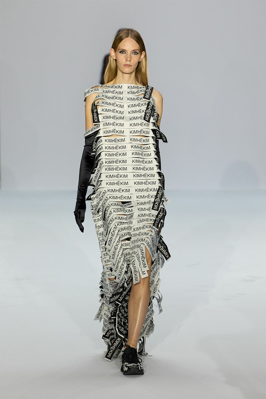 김해김 2024 SS 컬렉션 ‘누아르 에 블랑’ 살펴보기, 브랜드, 드레스, 파리 패션위크