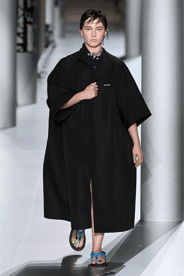 프레피와 번쩍이는 골드, 미우미우 2024 SS 컬렉션 공개, 미우치아 프라다, 파리 패션위크