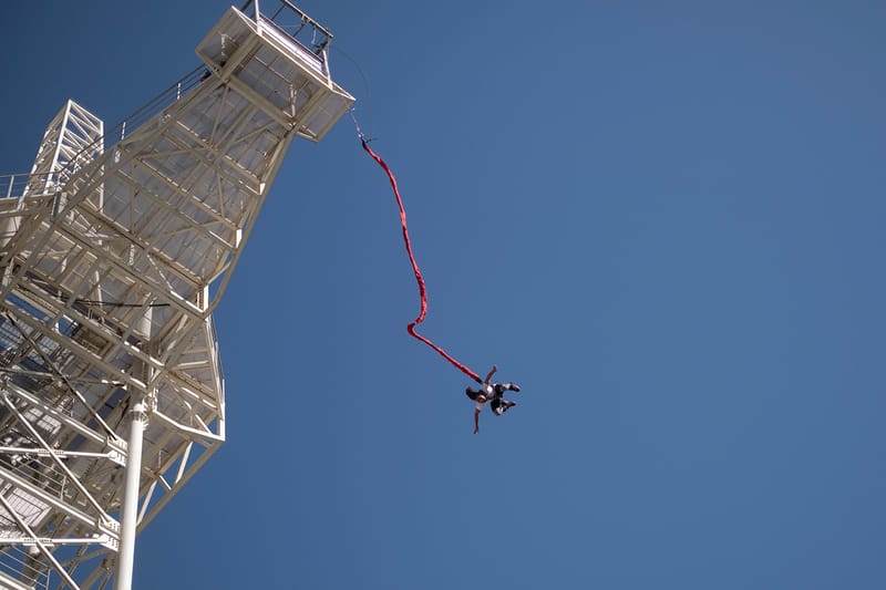 한 남성이 24시간 동안 9백41회의 번지점프를 해 세계 기록을 깼다