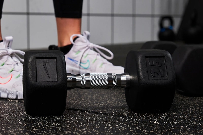 나이키가 근력 운동기구 컬렉션을 출시했다, nike, nike strength, nike fitness, 케틀벨, 덤벨, 운동기구