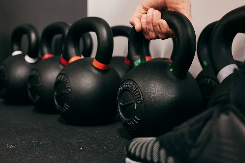 나이키가 근력 운동기구 컬렉션을 출시했다, nike, nike strength, nike fitness, 케틀벨, 덤벨, 운동기구