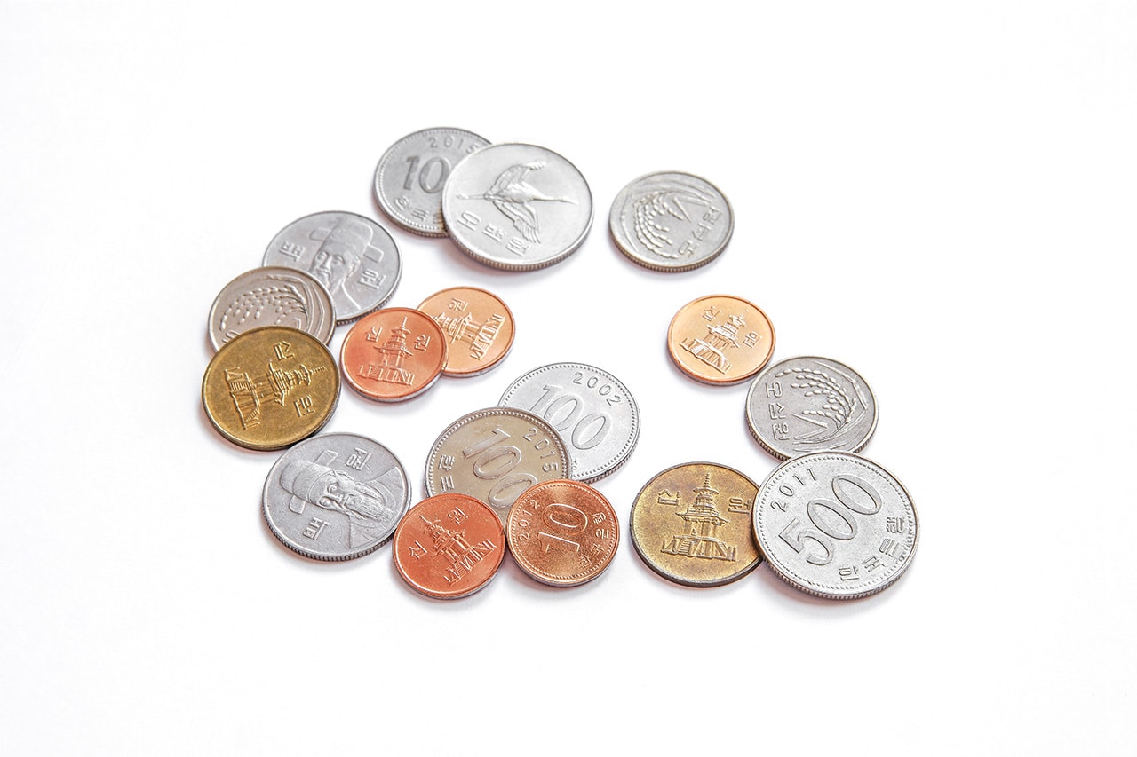 올해 동전 사용량이 전년 대비 절반 수준으로 급감했다