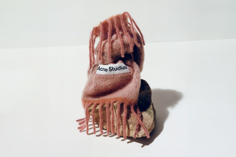 아크네 스튜디오의 2023 FW 스카프 컬렉션 출시 정보