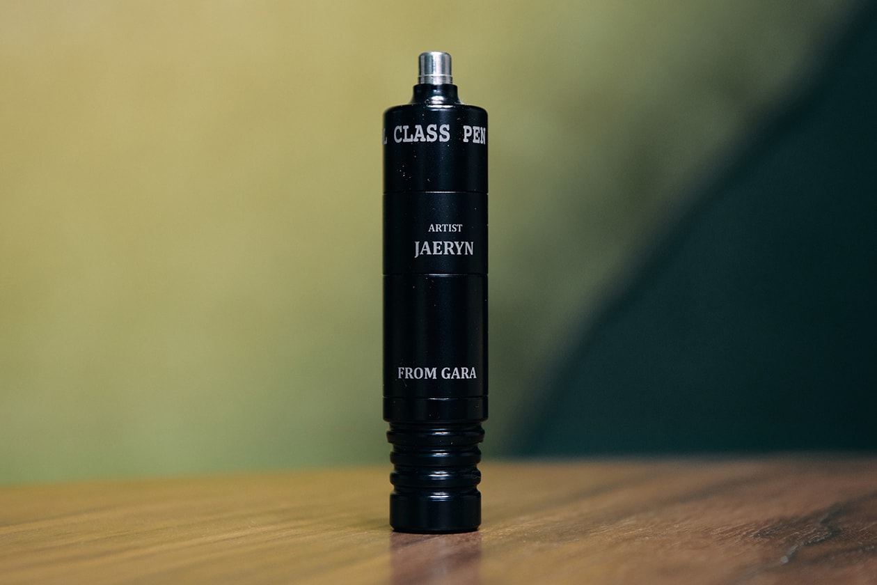 Essentials: 세이투셰 임재린, 리얼맥코이, A-2 재킷, 에메 레온 도르 탱크 톱 & 폼 로고 햇, 세이투셰 리퀴파이드 마우스패드, 반다나 자개 스툴, 체스판, 장마리 도나, 왓 더 퍽, 야시카 T4 사파리 에디션, 텀블러, 킹 케네디, 레이밴, IWC, 롤렉스, 까르띠에, 빈티지 시계, 메종 마르지엘라, 재즈 클럽, 톰 포드, 옴브레 레더, 타투 머신, 키 링, 레드윙, 첼시, 더블 알엘, 라이터 케이스