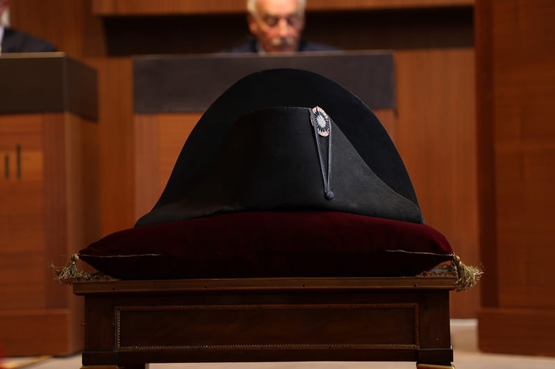 나폴레옹이 실제 착용한 모자가 경매에서 역대 최고가에 낙찰됐다