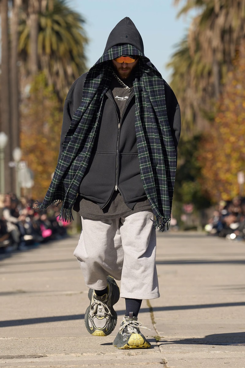발렌시아가, 2024 프리폴 컬렉션 공개, balenciaga, pre fall, collection, bb, 에레원, 10xl 스니커, 발렌시아가 3xl 스니커, 발렌시아가 신발, 발렌시아가 스니커즈