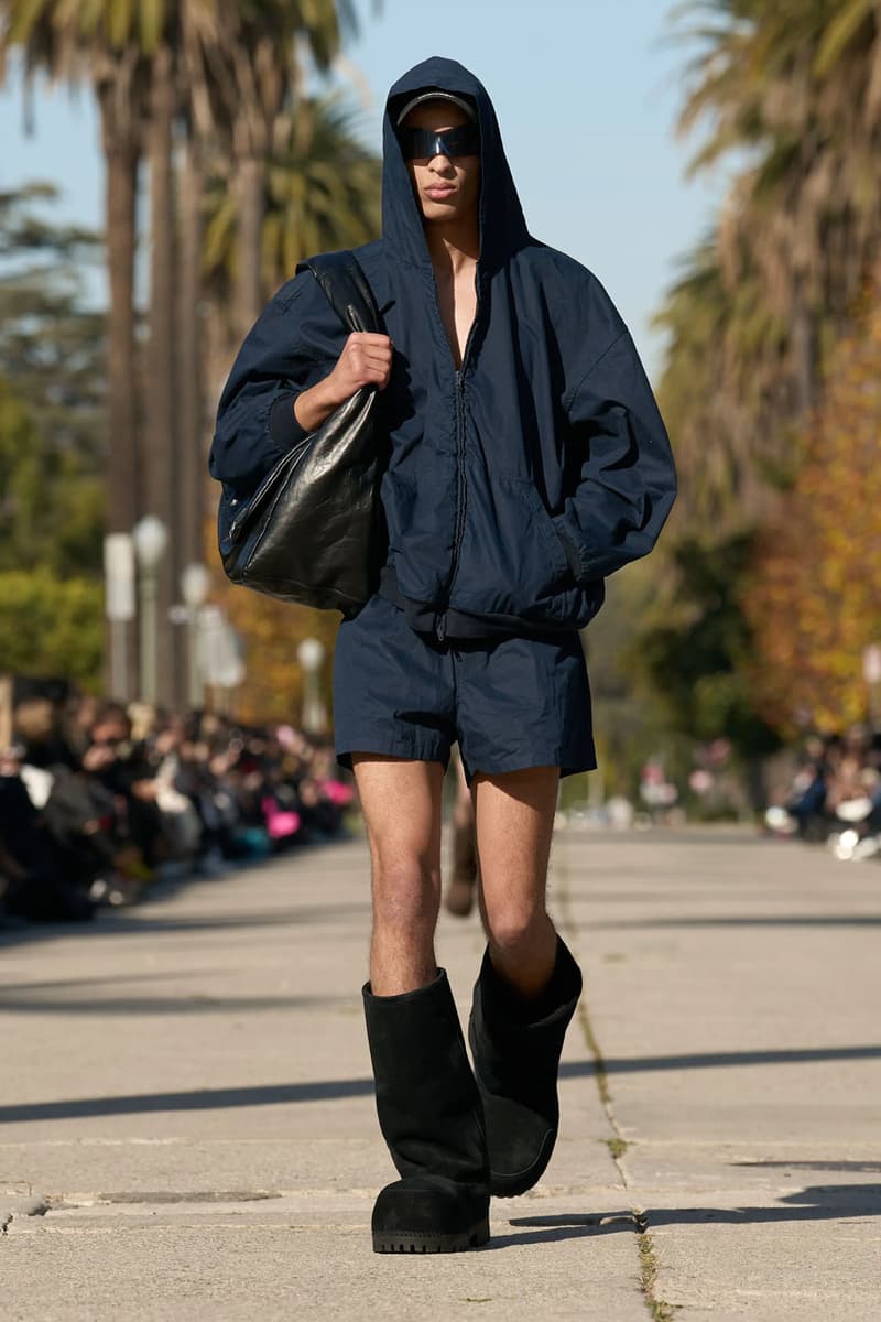 발렌시아가, 2024 프리폴 컬렉션 공개, balenciaga, pre fall, collection, bb, 에레원, 10xl 스니커, 발렌시아가 3xl 스니커, 발렌시아가 신발, 발렌시아가 스니커즈