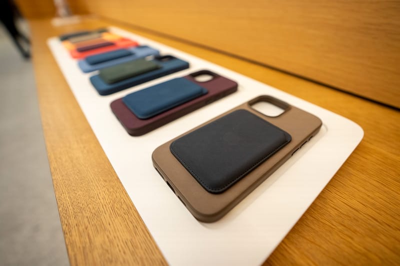 애플이 파인우븐 소재 아이폰 케이스의 미국 오프라인 유통 매장 판매를 중단했다