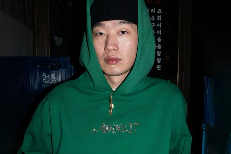 DJ 코커가 등장하는 어웨이크 NY 2023 홀리데이 컬렉션 룩북 살펴보기