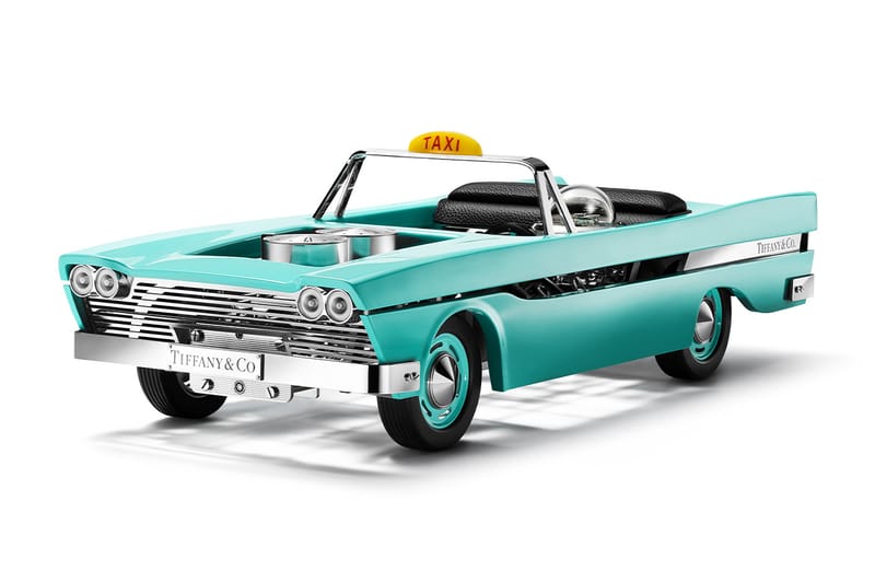 티파니앤코가 ‘티파니 택시’ 탁상시계를 공개했다