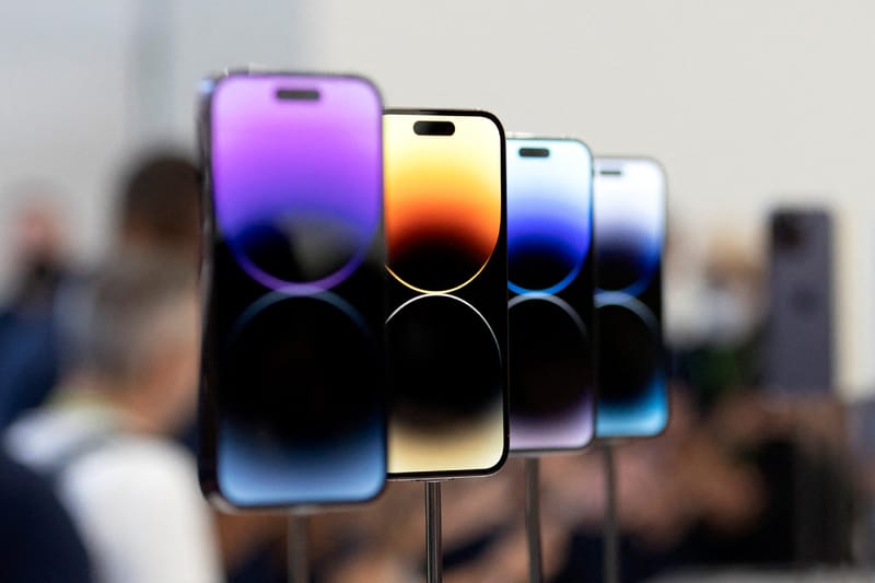 전 세계 스마트폰 출하량이 10년 만에 최저 수준을 찍을 전망이다