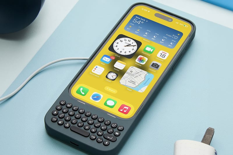 애플 아이폰에 연결해 사용하는 키보드 케이스가 출시됐다