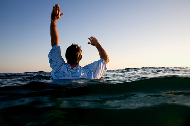 바다에 이틀간 표류된 남성, 손목 시계 덕분에 기적적으로 구출됐다