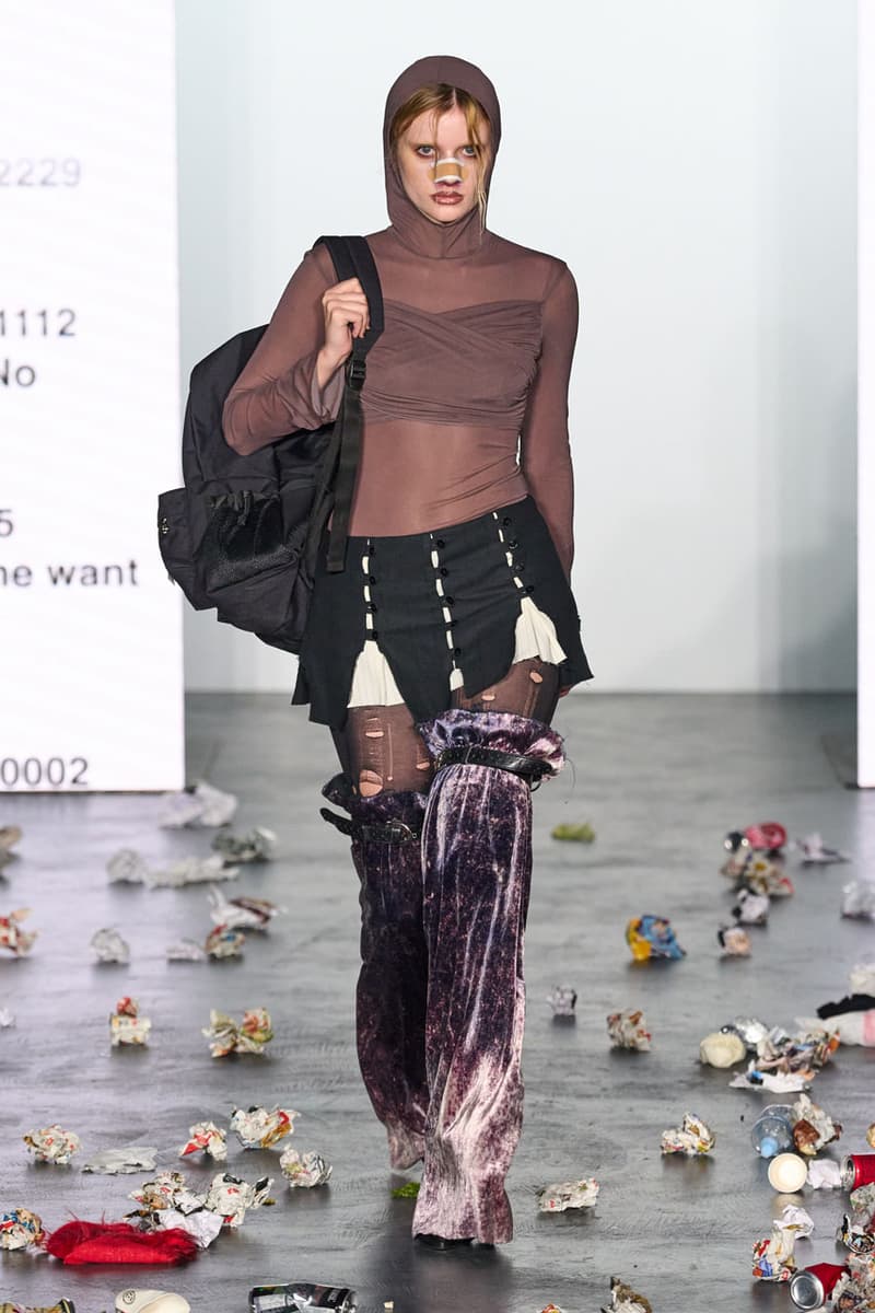 모델에게 쓰레기를 던지게 한 AVAVAV 2024 가을 컬렉션이 논란에 휩싸였다, 논란 컬렉션, 아브아브아브, avavav 구매, avavav 부츠, 파리 패션위크, 뉴욕 패션위크, 런던 패션위크, 코펜하겐 패션위크, 논란 브랜드, 브랜드 캔슬, 재밌는 패션쇼, 패션쇼 모음, 런웨이, 패션쇼