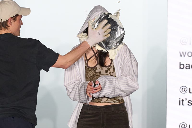 모델에게 쓰레기를 던지게 한 AVAVAV 2024 가을 컬렉션이 논란에 휩싸였다