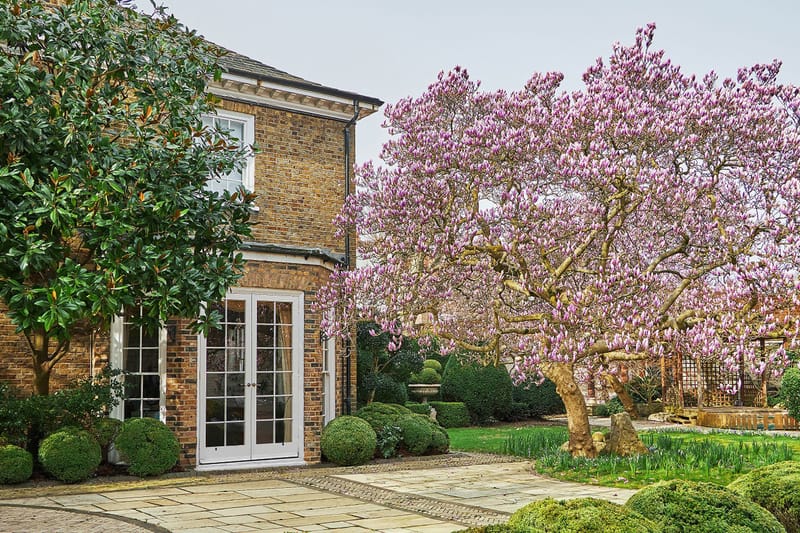 프레디 머큐리가 생전 거주하던 런던 저택이 부동산 매물로 나왔다